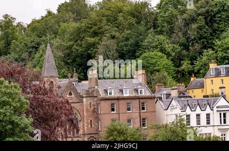 Dunkeld, Perthshire, Schottland – Juni 29 2022. Historische Gebäude, die von der Dunkeld Bridge über den Fluss Tay in Perthshire, Schottland, aufgenommen wurden Stockfoto