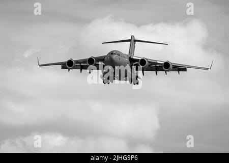 NATO - Boeing C-17A Globemaster III, Ankunft in RAF Fairford, um an der statischen Ausstellung bei der Royal International Air Tattoo 2022 teilzunehmen Stockfoto