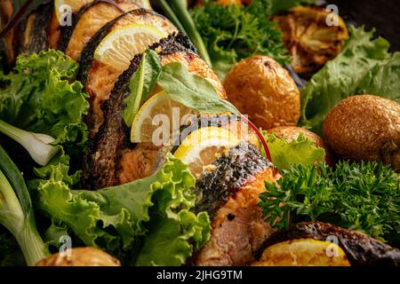 Gourmet-Bankettgericht mit gegrilltem Fisch in Scheiben Stockfoto