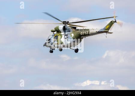 Die Tschechische Luftwaffe PZL-Swidnik W-3A Sokol ‘0712’ kommt am 13.. Juli in RAF Fairford an, um an der Royal International Air Tattoo 2022 teilzunehmen Stockfoto