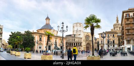 VALENCIA, SPANIEN - 18. NOV 2021: Abendlicher Panoramablick auf den Platz der Heiligen Maria oder Virgens mit dem Tempel der Kathedrale von Valencia, Basilica de la nuestr Stockfoto