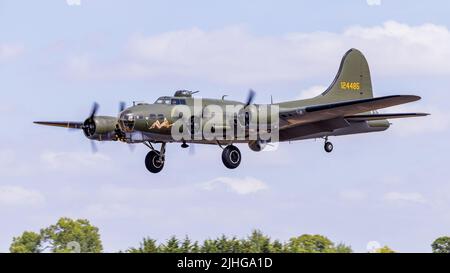 Boeing B-17G Flying Fortress ‘Sally B’ bei der Ankunft in RAF Fairford, um an der statischen Ausstellung auf dem Royal International Air Tattoo 2022 teilzunehmen Stockfoto