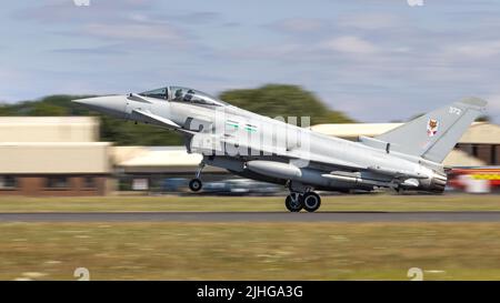 Kuwait Air Force Eurofighter Typhoon Landung bei RAF Fairford am 15.. Juli für die Royal International Air Tattoo 2022 Stockfoto