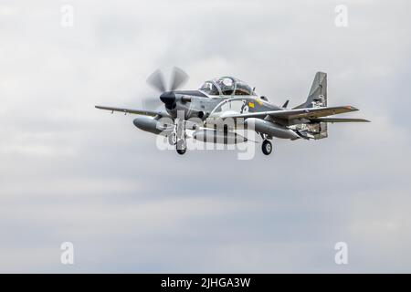 Embraer EMB-314 Super Tucano ‘PT-2TU’ Ankunft in RAF Fairford am 13.. Juli für die Royal International Air Tattoo 2022 Stockfoto