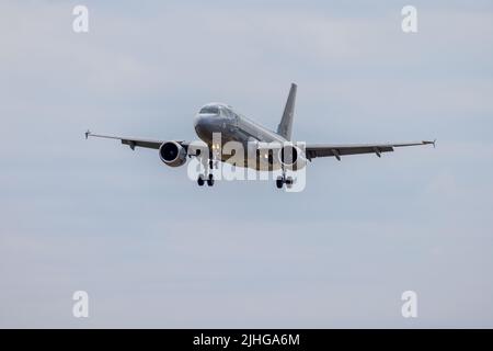 Ungarische Luftwaffe Aibus A319, Ankunft in RAF Fairford am 14.. Juli, um an der Royal International Air Tattoo 2022 teilnehmen Stockfoto