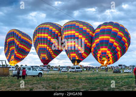 GOREME/TÜRKEI - 26. Juni 2022: Heißluftballons werden für den Morgenflug vorbereitet Stockfoto