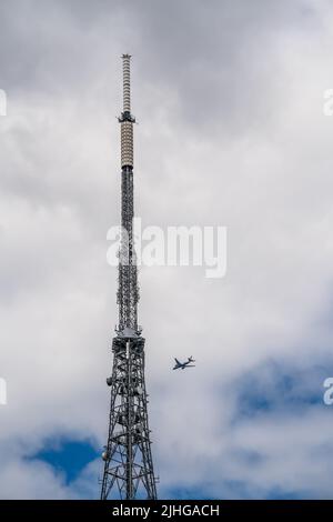 London, Großbritannien - 2020. Juni: Großes Passagierflugzeug, das zum Flughafen und zur Station des Crystal Palace absteigt, Bromley Stockfoto