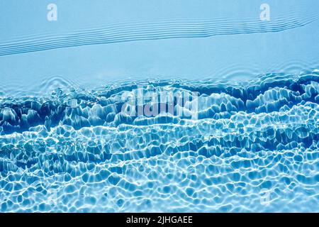 Hintergrund, Textur von transparentem blauem Wasser mit brodelnden Wellen, Wellen Stockfoto