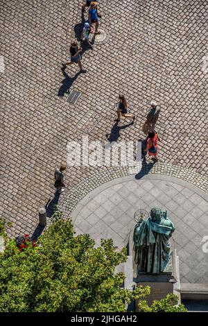 Torun, Polen - August 2020 : Nicolaus Copernicus Statue in Torun Altstadt im Sommer, aufgenommen von der Aussichtsplattform im Ratusz Clo Stockfoto