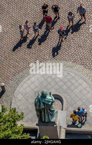 Torun, Polen - August 2020 : Nicolaus Copernicus Statue in Torun Altstadt im Sommer, aufgenommen von der Aussichtsplattform im Ratusz Clo Stockfoto