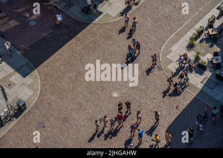 Torun, Polen - August 2020 : Blick auf die Menschen, die im Sommer auf den historischen Kopfsteinpflasterstraßen in der Altstadt von Torun spazieren gehen, Foto aus dem hohen A Stockfoto