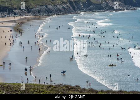 Tenby, Wales - Mai 2021 : Massen von Menschen schwimmen, sonnen und genießen heißen Sommertag am Whitesands Bay Strand und Klippen Stockfoto