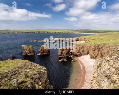 Dramatische Küstenlandschaft auf dem NEAP in der Nähe von Braewick, Festland Shetland, Schottland, Großbritannien. Stockfoto