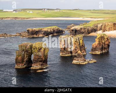 Dramatische Küstenlandschaft auf dem NEAP in der Nähe von Braewick, Festland Shetland, Schottland, Großbritannien. Stockfoto