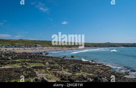 Whitesands Bay Beach, Wales - Mai 2021 : Massen von Menschen schwimmen, sonnen und genießen heißen Sommertag am Strand und Klippen Stockfoto