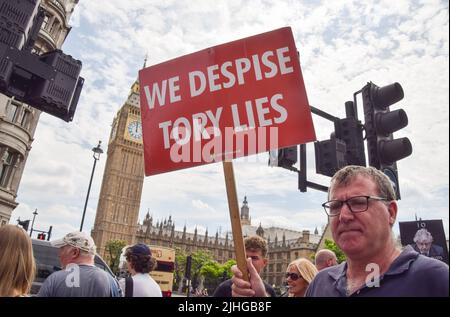 London, Großbritannien. 13.. Juli 2022. Demonstranten vor dem Parlament. Anti-Tory- und Anti-Boris-Johnson-Demonstranten versammelten sich in Westminster, als Johnson seine ersten Fragen des Premierministers seit seinem Rücktritt stellte. Die Demonstranten forderten, dass er das Amt sofort verlässt. Stockfoto