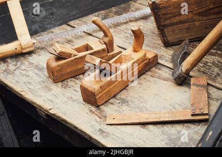 Mittelalterliche Werkzeuge für den Bau von Segelbooten und Schiffsbau. Rekonstruktion der Ereignisse des Mittelalters in Europa. Stockfoto