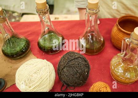 Herstellung von Farben aus Kräutern und Mineralien zum Färben von mittelalterlichen Retro-Stoffen und Vintage-Kleidung. Rekonstruktion der Ereignisse des Mittelalters in Euro Stockfoto