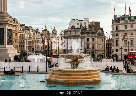 London, England, Vereinigtes Königreich - 26. September 2013: Der Brunnen am Trafalgar Square im Zentrum von London. Stockfoto