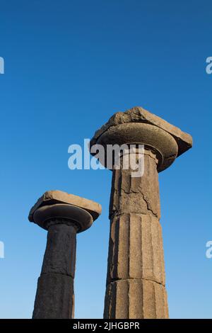 Blick auf historische Ruinen mit klarem, blauem Himmel Hintergrund, aufgenommen im Tempel der Athene in der antiken Stadt Assos in Behramkale, Türkei Stockfoto