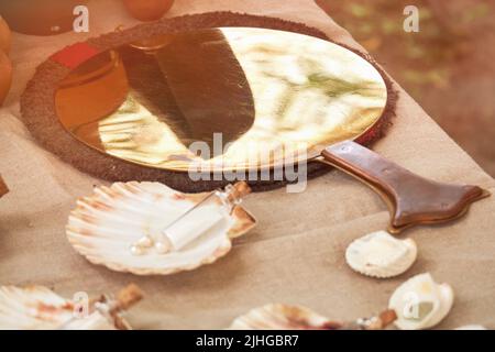 Antiker römischer Spiegel, Retro-Parfüm und Vintage-Bad-Accessoires. Rekonstruktion der Ereignisse in der Therme des Römischen Reiches Stockfoto