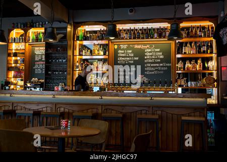 Reykjavik, Island - 4. Juli 2022 Innenansicht der Bar und des Barkeepers, der sich auf den Abend in der beliebten Skúli Craft Bar vorbereitet. Serviert über 130 so Stockfoto