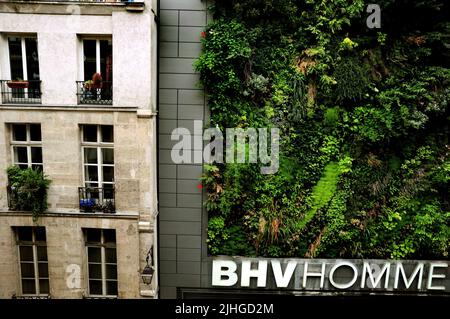 Paris, Frankreich- Handelsarchitektur, Vegetale Mauer auf B.H.V. Kaufhaus Homme, Credit Designer: Patrice Blanc Stockfoto