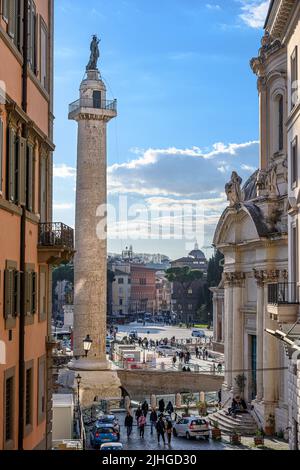 Von der Treppe auf der Via Magnanapoli mit Trajans Säulenmitte links und der Kirche des Allerheiligsten Namens Mariens in Richtung Trajans Forum schauen. Stockfoto