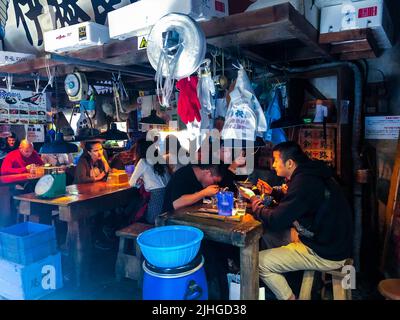 Paris, Frankreich, People Sharing Food, Mahlzeiten im ungewöhnlichen japanischen Restaurant, 'Kodawari Ramen', Palais Royale Viertel, trendige Innentische im Restaurant, exotisches Design Stockfoto