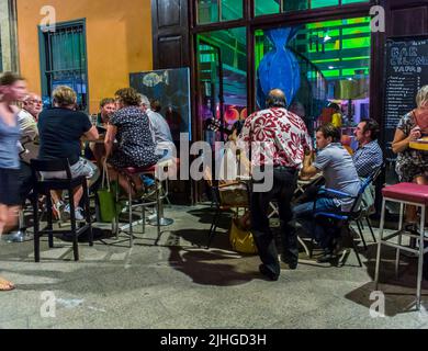 Perpignan, Frankreich, Menschenmenge, Getraenke im Freien auf der Straßenterrasse, im französischen Bistro, Café, Restaurant Stockfoto