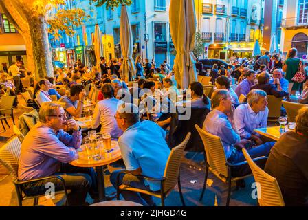 Perpignan, Frankreich, große Menschenmassen, Drinks im Freien auf der Street Terrace teilen, im französischen Bistro, Café, Restaurant diskutieren Stockfoto