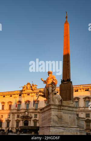 Die Piazza del Quirinale, mit dem Quirinale Obelisk und Fontana dei Dioscuri Zentrum, der Quirinale Palast im Hintergrund, Rom, Latium, Italien. Stockfoto