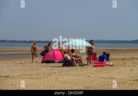 Der heißeste Tag in Großbritannien am Talacre Beach und am Point of Ayr Lighthouse, Flintshire, Nordwales Stockfoto
