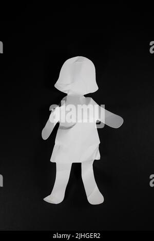 Ein weißes Papier zerknittert Ausschnitt eines Weibchens. Stockfoto