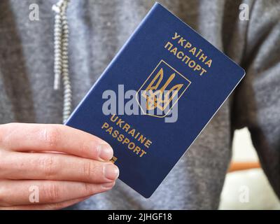 Ein Bürger der Ukraine zeigt seinen biometrischen Pass. Pass in den Händen Stockfoto