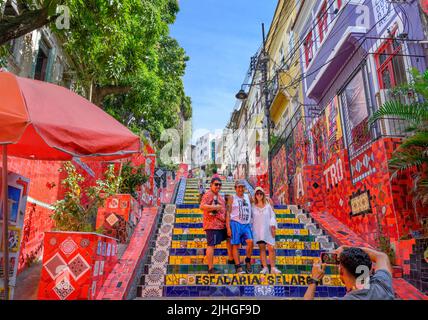 Tourist, der ein Foto auf der Escadaria Selarón macht, einer Treppe, die vom chilenischen Künstler Jorge Selaron, Centro, Rio de Janeiro, Brasilien, geschaffen wurde Stockfoto
