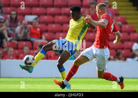 Taiwo Awoniyi aus dem Nottingham Forest kämpft am Samstag, dem 16.. Juli 2022, im Vorsaison-Freundschaftsspiel zwischen Barnsley und Nottingham Forest in Oakwell, Barnsley, um den Ball. (Kredit: Jon Hobley | MI News) Kredit: MI Nachrichten & Sport /Alamy Live News Stockfoto