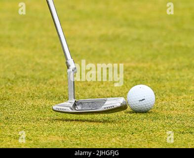 Open Golf Championships 150.. Tiger Woods Scotty Cameron putter und sein Ball auf dem Übungsgelände am Old Course, St Andrews, Schottland. Stockfoto