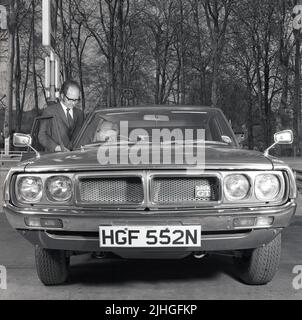 1974, historisch, ein neuer Käufer des neuen Datsun 240k GT sitzt in seinem Auto, der Verkäufer steht dabei, das Auto wird bis April 1975 besteuert. Datsun war der Markenname, der von Nissan im Ausland verwendet wurde, und die Datsun K Series war ein neu aufzeicheter Nissan Skyline C110. Der Name Skyline geht auf das Jahr 1957 und die Prince Motor Company zurück, die Nissan 1967 erwarb. Stockfoto