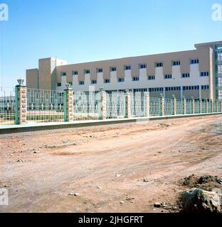 1960s, historische, exeterior Ansicht der neuen Fakultät für Pharmazie in der Unversität von Riad, Saudi-Arabien. Die Riyadh University wurde 1957 von König Saud bin Abulaziz gegründet und war die erste Universität im Königreich. Sie wurde durch das Königliche Dekret gegründet, um der jungen Bevölkerung eine höhere Bildung und berufliche Ausbildung zu bieten. 1981 wurde sie nach ihrem Gründer in King Saud Unversity (KSU) umbenannt. Stockfoto