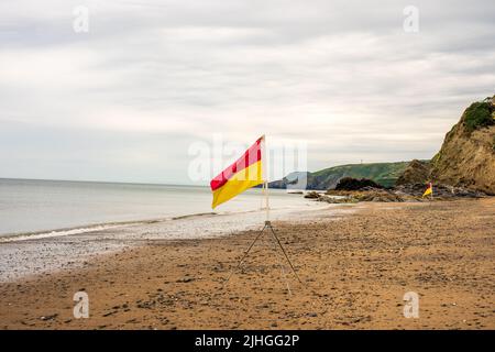 Sichere Schwimmzone zwischen den roten und gelben Warnflaggen am Strand Stockfoto