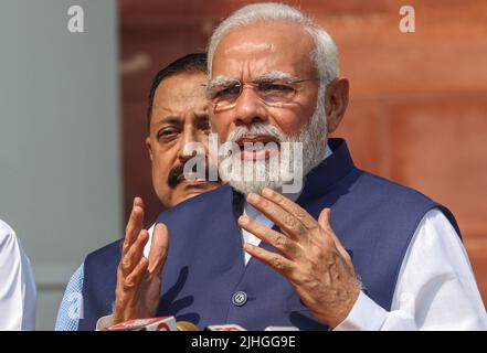 Neu-Delhi, Indien. 18.. Juli 2022. Indiens Premierminister Narendra Modi spricht am Eröffnungstag der Monsun-Sitzung 2022 im Parlamentsgebäude vor den Medien. Kredit: SOPA Images Limited/Alamy Live Nachrichten Stockfoto