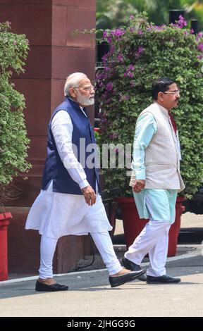 Neu-Delhi, Indien. 18.. Juli 2022. Indiens Premierminister Narendra Modi begleitete Shri Jagdeep Dhankhar Ji zur Einreichung seiner Nominierungsunterlagen. Kredit: SOPA Images Limited/Alamy Live Nachrichten Stockfoto