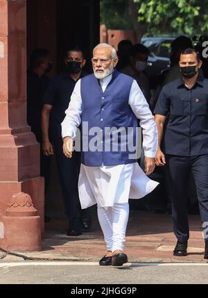 Neu-Delhi, Indien. 18.. Juli 2022. Indiens Premierminister Narendra Modi trifft zum Eröffnungstag der Monsun-Sitzung im Parlamentsgebäude ein. Kredit: SOPA Images Limited/Alamy Live Nachrichten Stockfoto