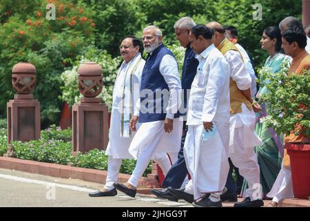 Neu-Delhi, Indien. 18.. Juli 2022. Indiens Premierminister Narendra Modi, andere Parlamentsmitglieder und Führer verschiedener Parteien begleiteten Shri Jagdeep Dhankhar Ji, nachdem er seine Nominierungsunterlagen eingereicht hatte. Kredit: SOPA Images Limited/Alamy Live Nachrichten Stockfoto