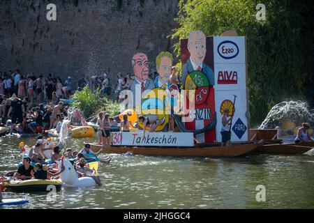 Ulm, Deutschland. 18.. Juli 2022. Ein Themenboot, das sich mit Benzinpreisen befasst, schwimmt auf der Donau an der Nabada. Die Nabada ist eine Art Karnevalszug auf dem Wasser, an dem mehrere Tausend Menschen teilnehmen und das Highlight des Ulmer Stadturlaubs Schwörmontag. Quelle: Stefan Puchner/dpa/Alamy Live News Stockfoto