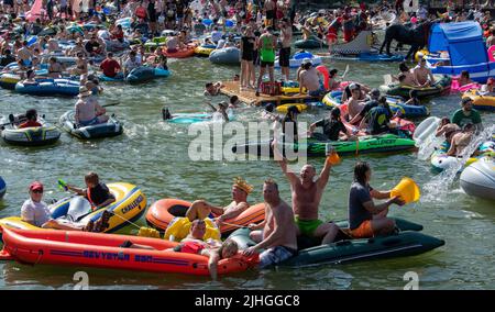 Ulm, Deutschland. 18.. Juli 2022. An der Nabada tummeln sich zahlreiche Menschen auf der Donau. Die Nabada ist eine Art Karnevalszug auf dem Wasser, an dem mehrere Tausend Menschen teilnehmen und das Highlight des Ulmer Stadturlaubs Schwörmontag. Quelle: Stefan Puchner/dpa/Alamy Live News Stockfoto