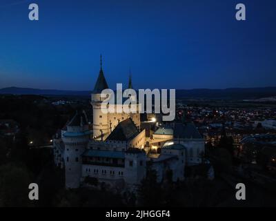 Luftaufnahme von Schloss Bojnice in der Slowakei Stockfoto