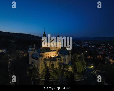 Luftaufnahme von Schloss Bojnice in der Slowakei Stockfoto