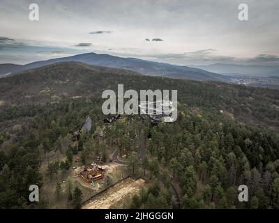 Luftaufnahme des Aussichtsturms in der Stadt Bojnice in der Slowakei Stockfoto